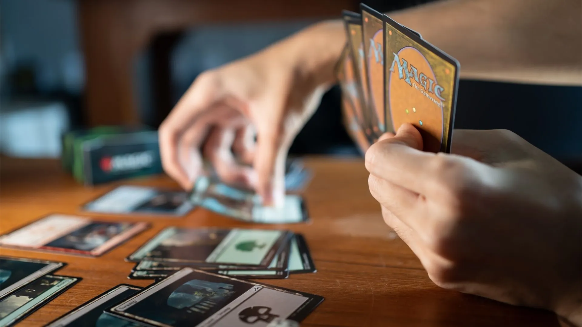 Desítky Magic karet rozložené na ploše