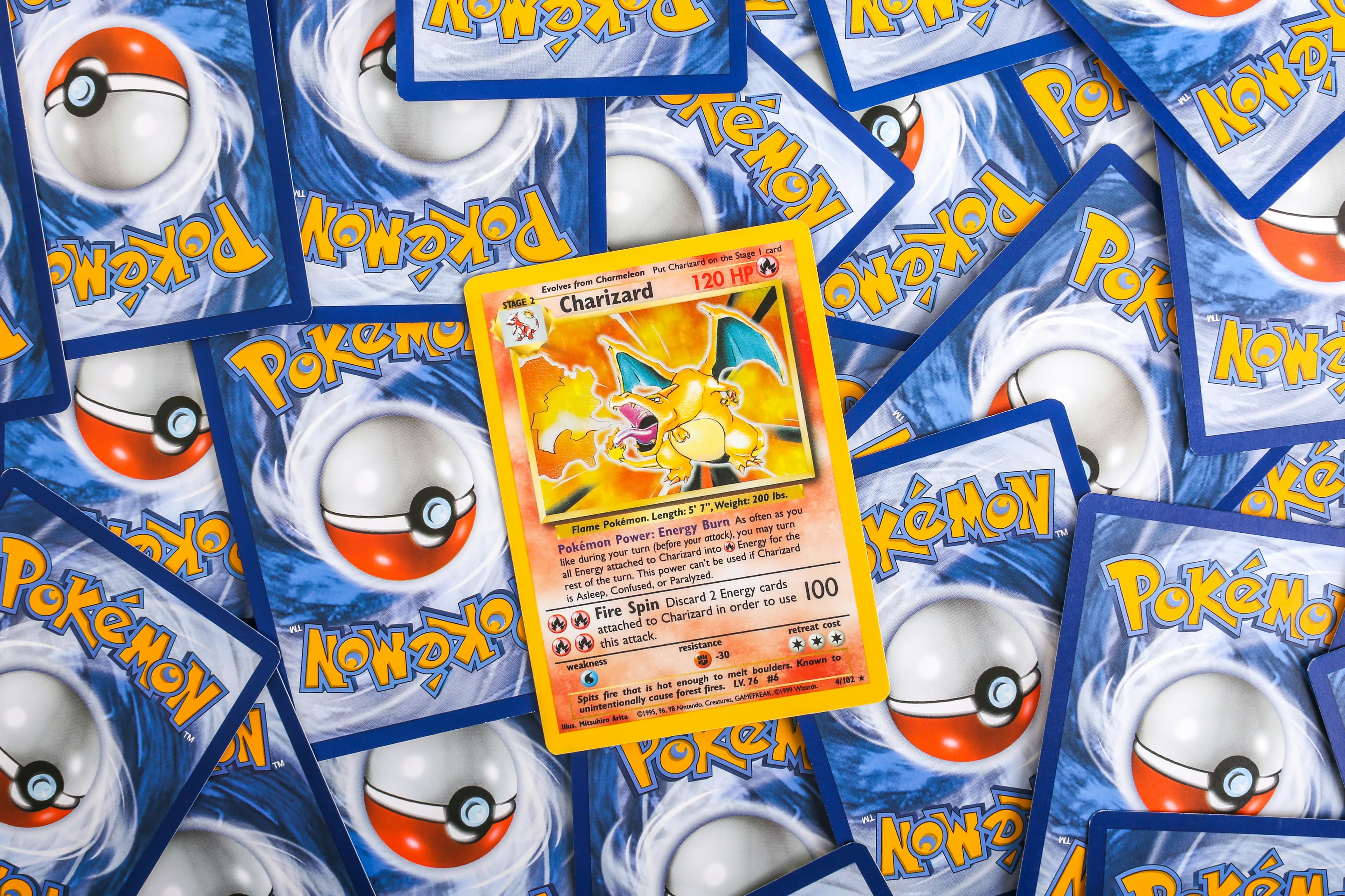 Charizard Base Set karta na pozadí Pokémon karet