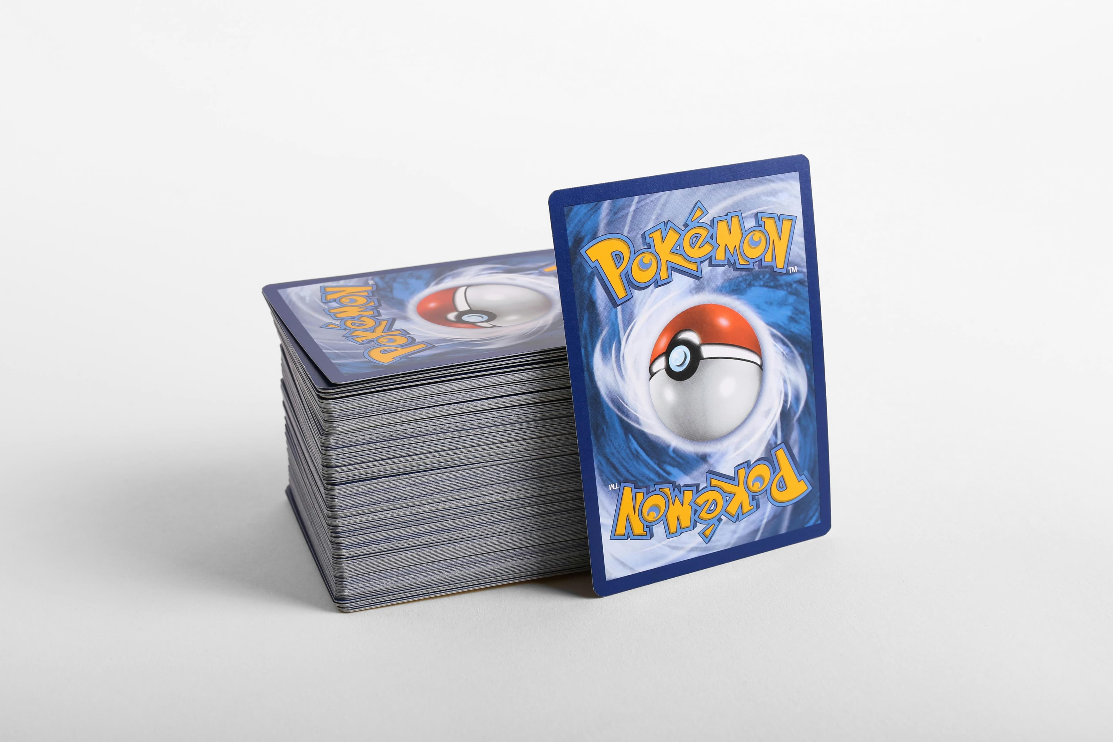 Rozložené karty z různých Pokémon edic