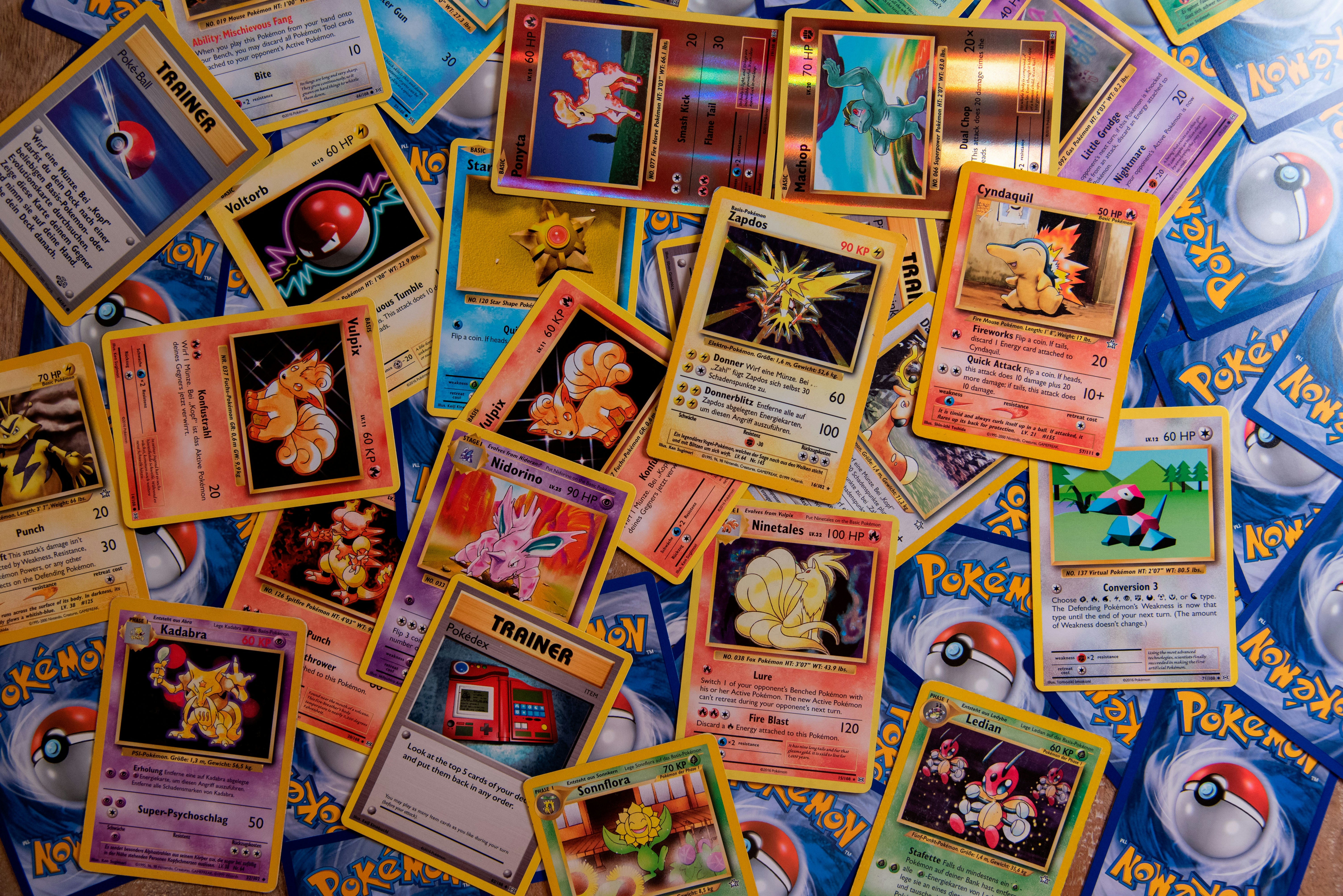 Flat lay rozložených Pokémon karet